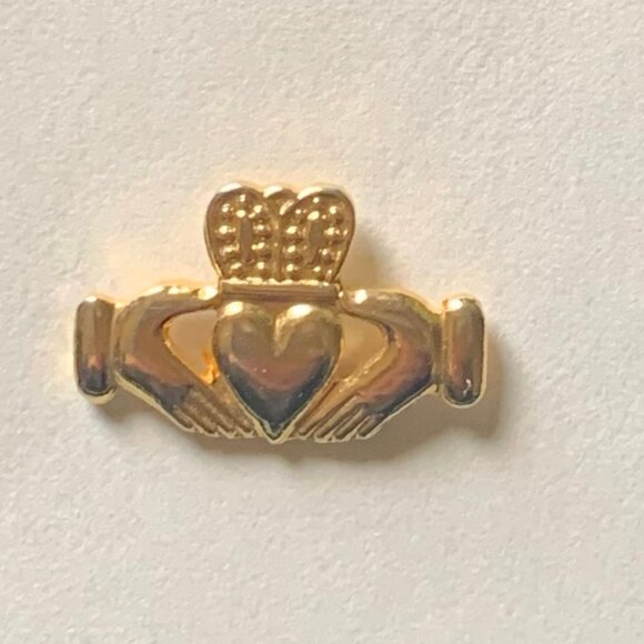 GOLD TONE CLADDAGH LAPEL PIN - Picture 1 of 2